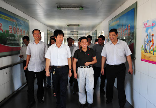 衛(wèi)旺?？偨?jīng)理陪同福山國際能源總經(jīng)理陳舟平和柳林管理中心總裁陳兆強(qiáng)、康繼忠等領(lǐng)導(dǎo)視察我礦